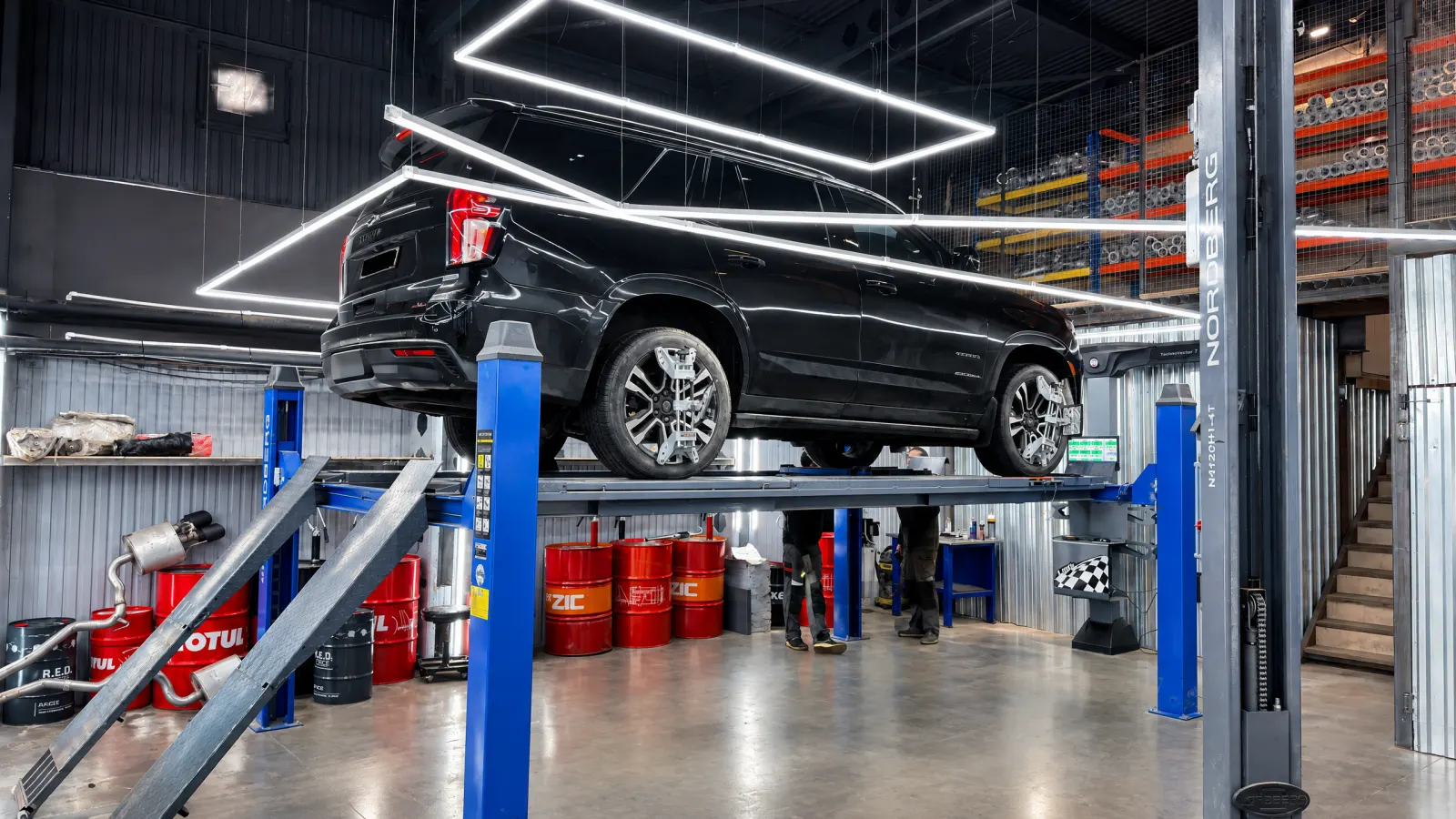 Chevrolet Tahoe на подъёмнике с мишенями стенда сход-развала Madcat Customs