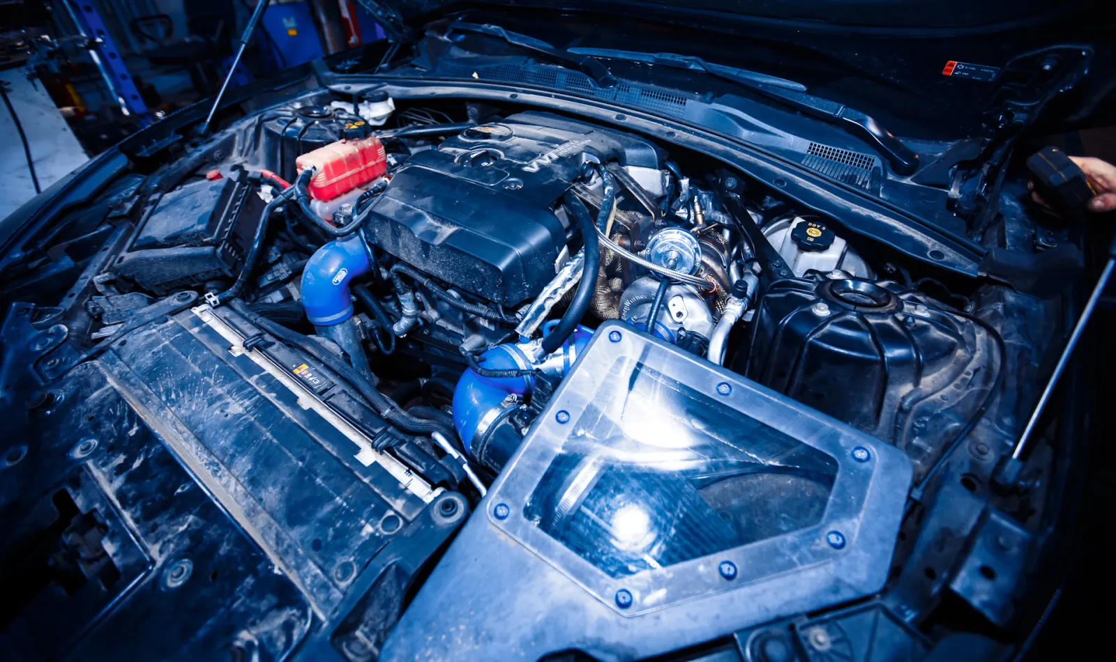 Подкапотное Chevrolet Camaro 2.0 турбо с доработанным впуском в цехе Madcat Customs