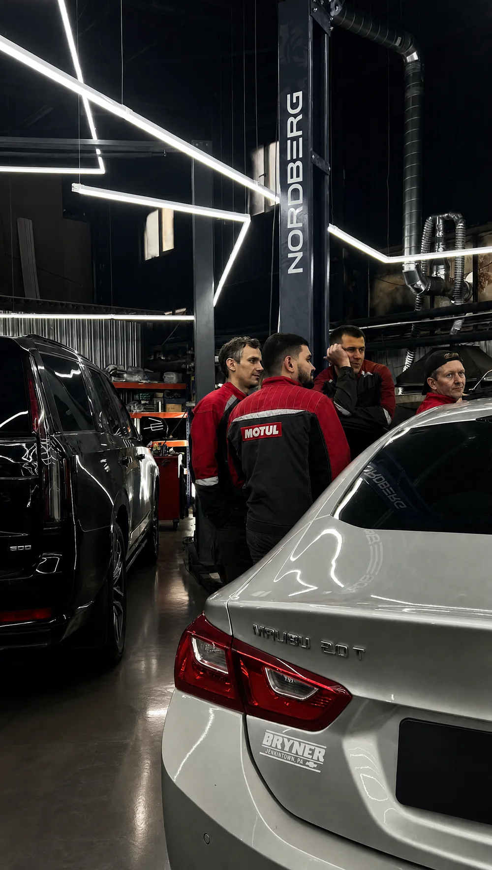 Механики Madcat Customs в цехе