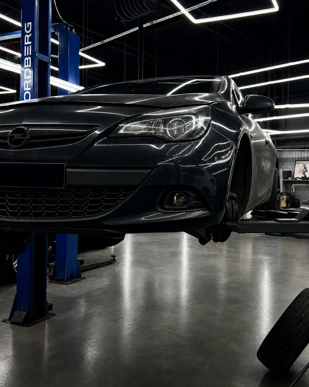 Opel Astra J GTC на подъёмнике в сервисе Madcat Customs