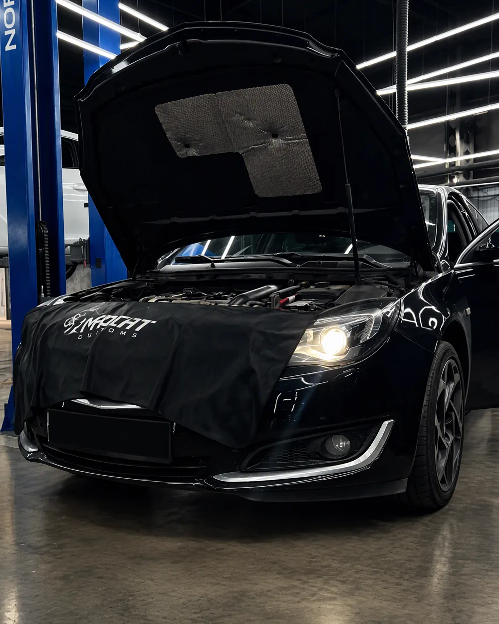 Opel Insignia с открытым капотом в цеху Madcat Customs
