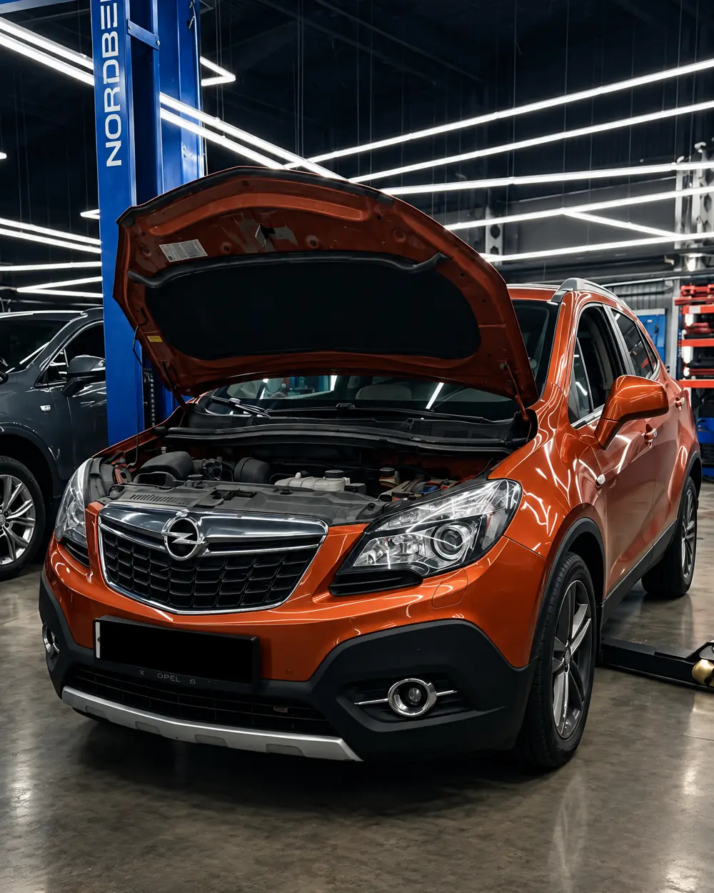 Opel Mokka с открытым капотом в цехе Madcat Customs