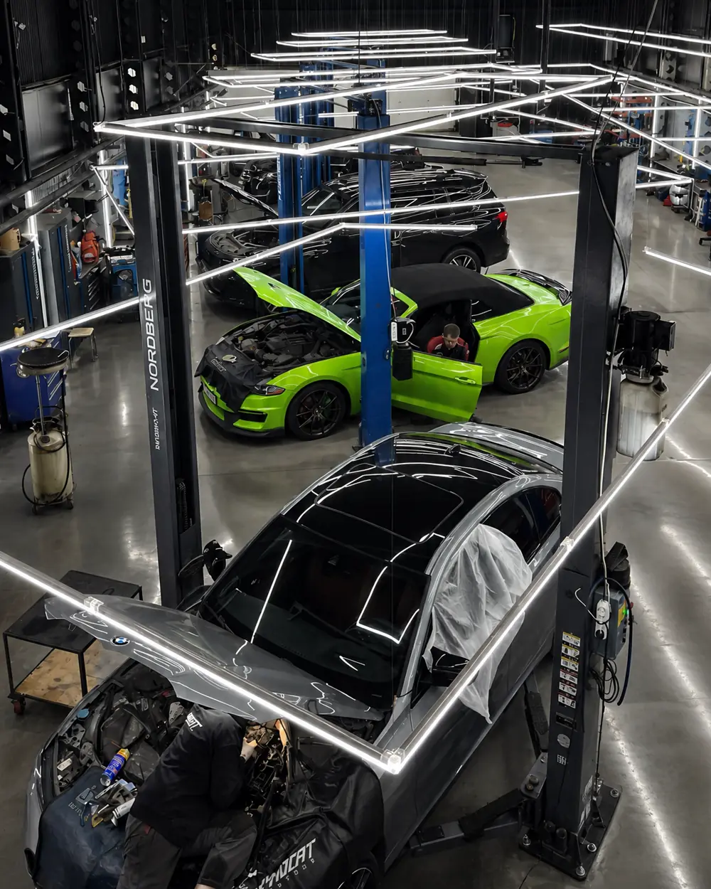 Цех Madcat Customs: Ford Mustang и другие авто на подъёмниках